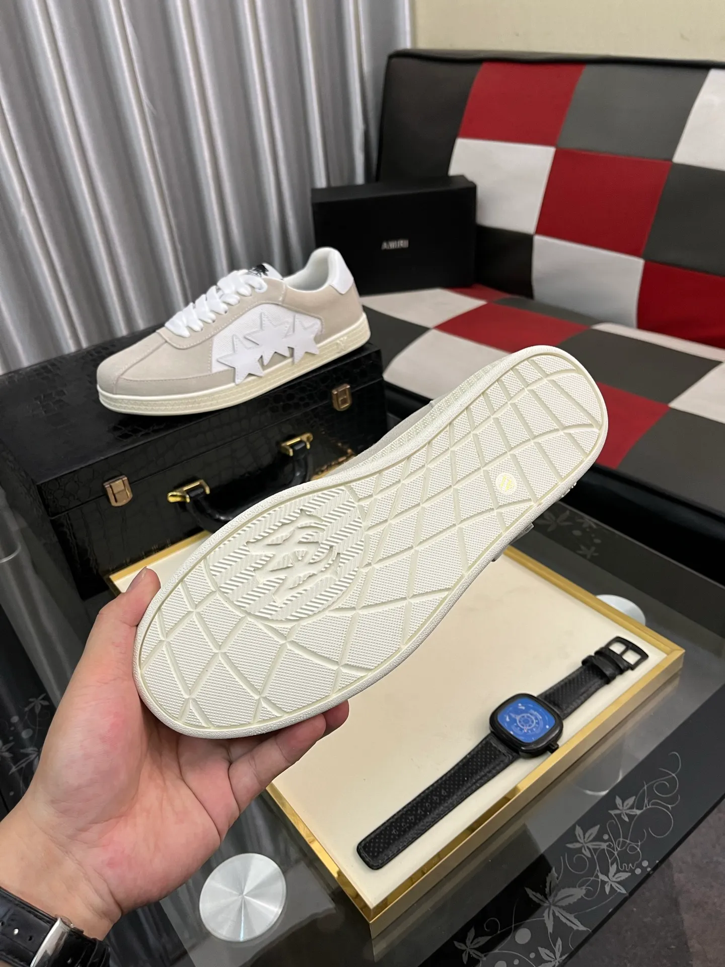 Men's shoes 💰420⌚️⌚️《AMIR*》New men's low-top casual sports sneakers bone shoes, another pair of irresistible bone shoes. Bone shoes are one of AMIRI's most popular items. They use first-layer cowhide uppers. The side bones are made of two cowhide laminations. They have a three-dimensional feel. The leather incisions are all oil-edged. Contrasting color design. Simple style. Fashionable sports. Customized metal LOGO nameplate to embellish shoelaces. Exclusive control of top version. Supports comparison. Breathable mesh lining Original rubber outsole A must-have item for daily leisure Suitable for various occasions Check it out if you are looking for high quality Super cool uppers Size: 38-445️⃣ Colors available